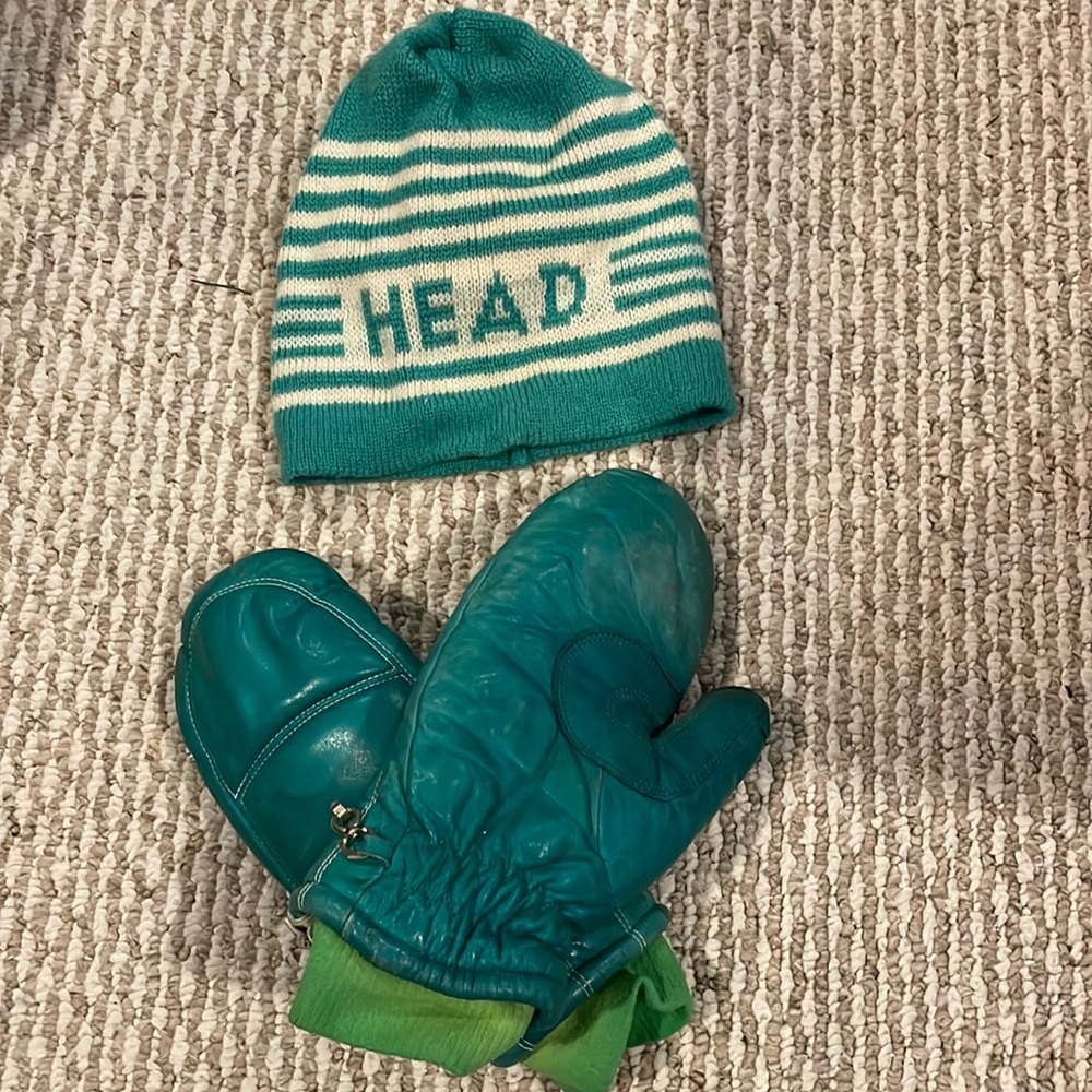 Adorable vintage hat and mitten set!